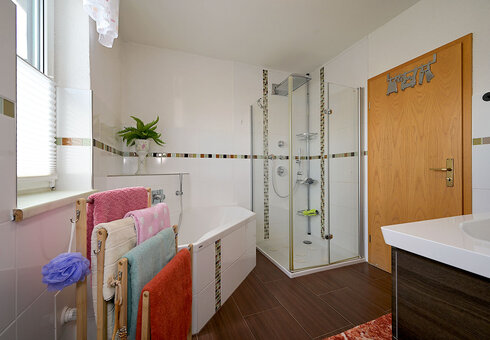 Bad mit Dusche und Badewanne