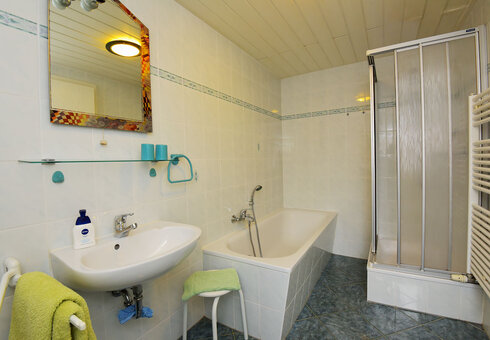 Zimmer Garten-Blick (Bad)