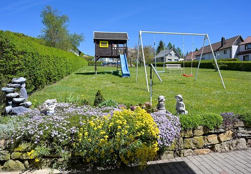 kleiner Spielplatz im Garten
