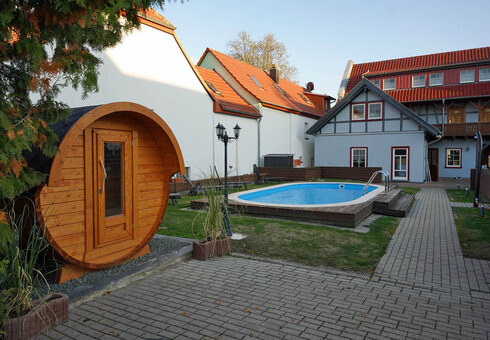 Garten mit Pool und Faßsauna