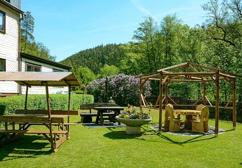 Garten mit Sitzmöglichkeiten