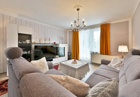 Wohnzimmer mit Couch und TV