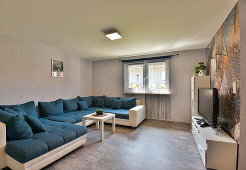 Wohnbereich mit Couch und TV