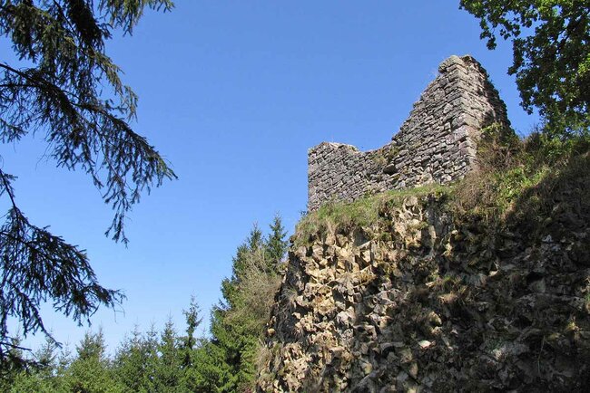 Blick zur Ruine der Steinernen Kirche Blick zur Ruine der Steinernen Kirche