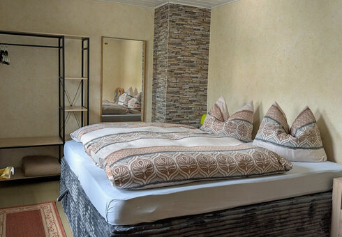 Schlafzimmer 1