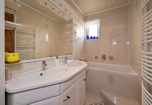 Bad mit Badewanne