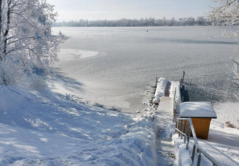 Blick auf den See im Winter