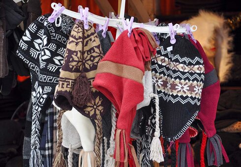 Hütte mit Wollmützen