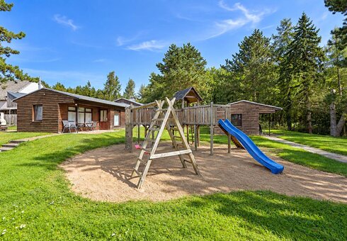 Spielplatz neben den Ferienhäusern