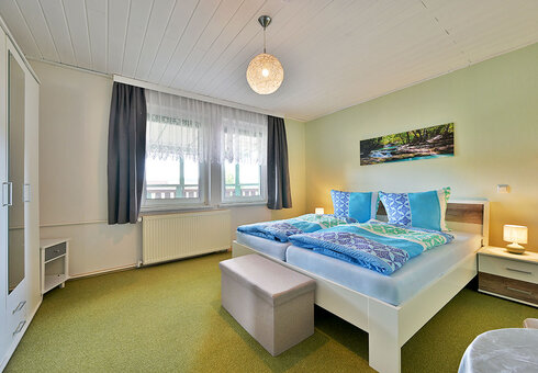 Schlafzimmer mit Doppelbett