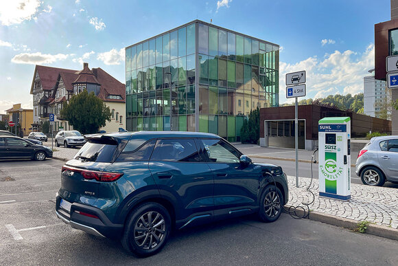 Ladesäule auf Parkplatz