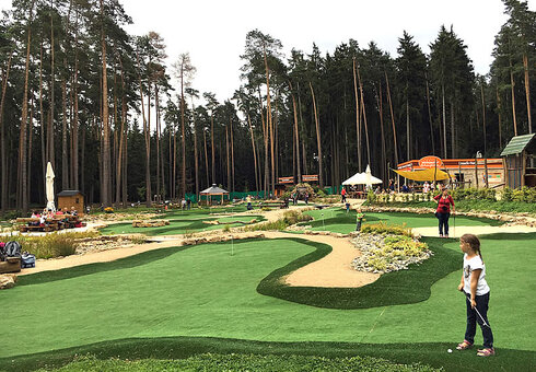 verschiedene Bahnen beim AdventureGolf