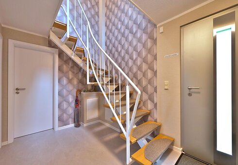Flur mit Treppe nach oben