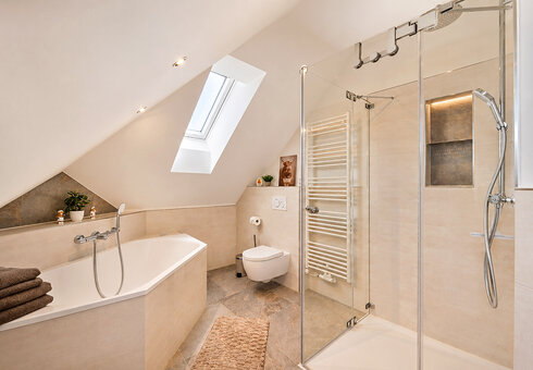 Bad inkl. Dusche, Badewanne und WC