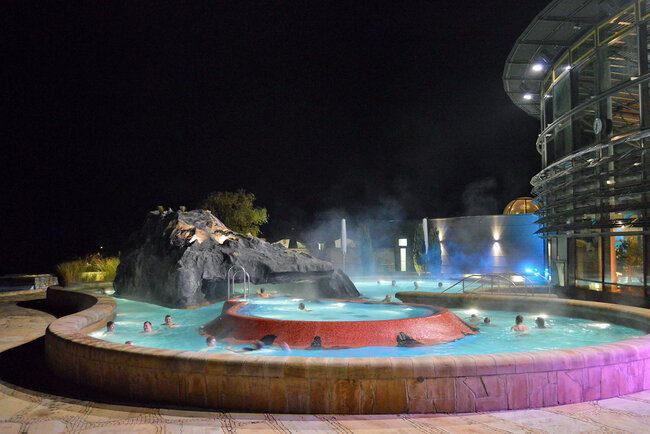 Strömungskanal außen bei Nacht