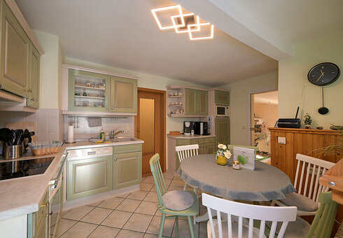 Küche inkl. Esstisch
