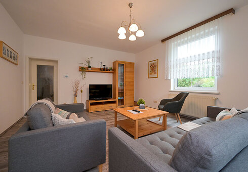 Wohnzimmer mit Couch und TV