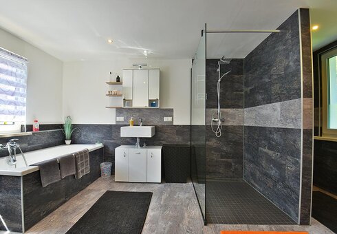 Bad mit Badewanne und Dusche