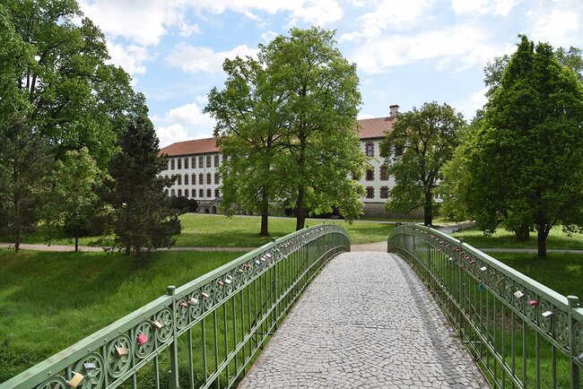 Parkseite mit Bogenbrücke