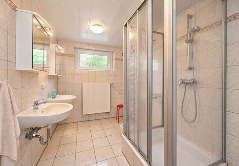 Haus 1 (Badezimmer)