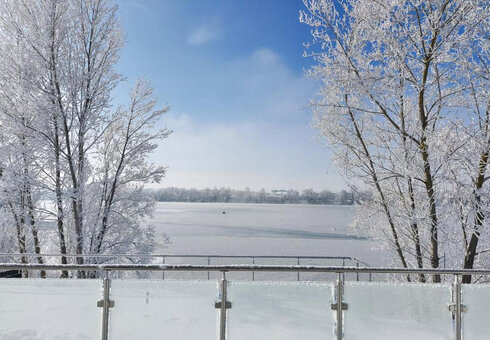 Blick auf den See im Winter