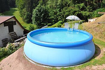 kleiner Pool an einem Ferienhaus im Thüringer Wald