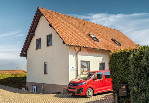 Hausansicht im Sommer