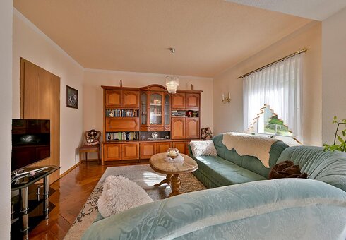 Wohnzimmer mit Couch und TV