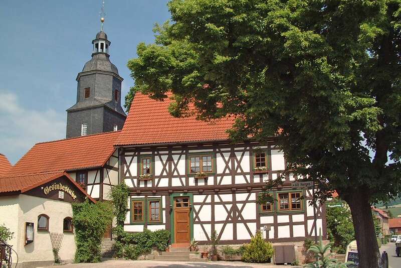 Fachwerkhäuser und Kirche in Herges