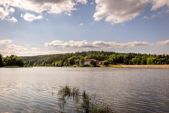 Talsperre Heyda mit dem Hotel & Steakhouse "Riverdam" in Heyda