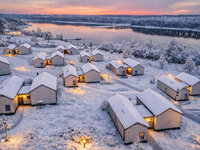 Schneebedecktes Winterdorf am See