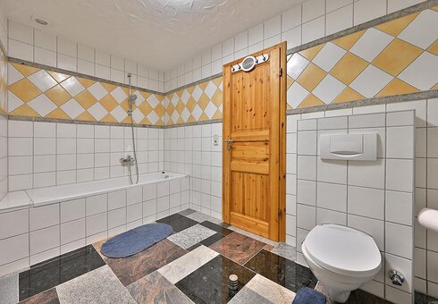 Bad mit Badewanne und WC