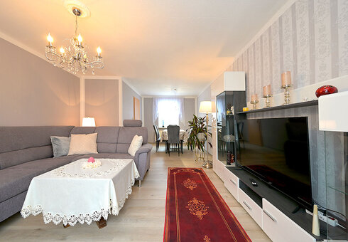 Wohnzimmer mit Couch und TV