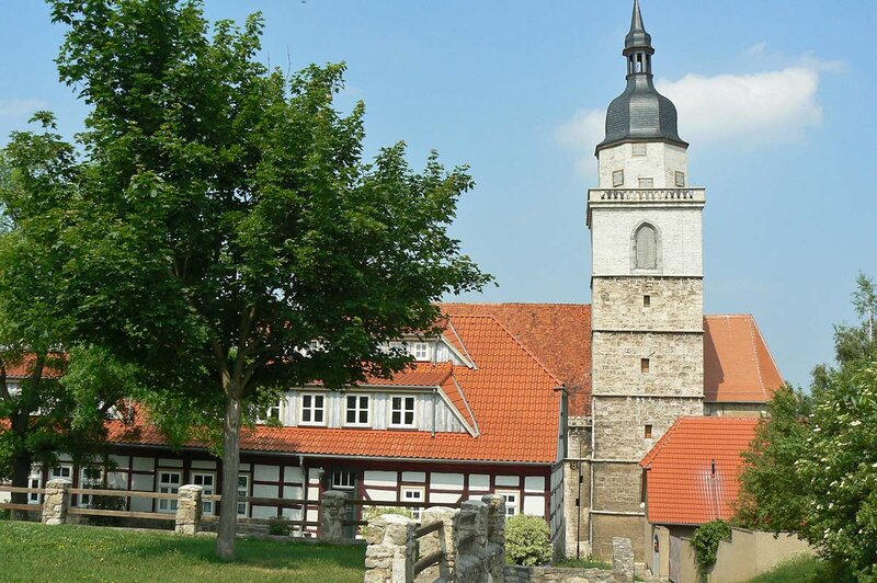 Knabenschule und Kirche