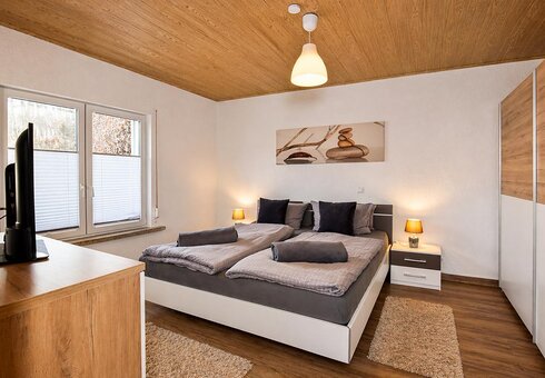 Schlafzimmer mit Doppelbett