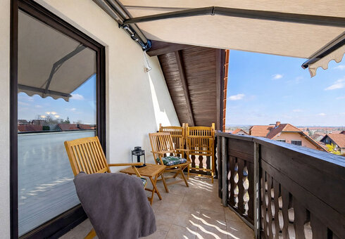 Balkon mit Gartenmöbeln