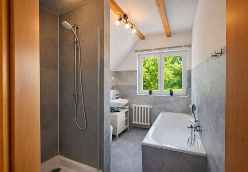 Bad mit Dusche und Badewanne