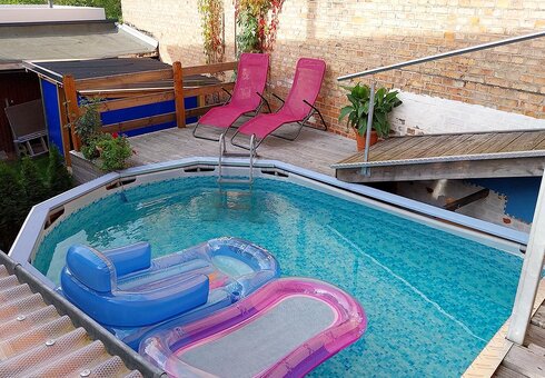 Pool mit Sonnenliegen