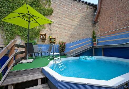 Pool mit Sonnenliegen