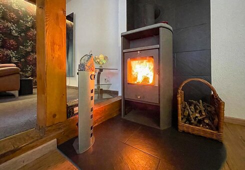 Kamin mit Brennholz im Ferienhaus
