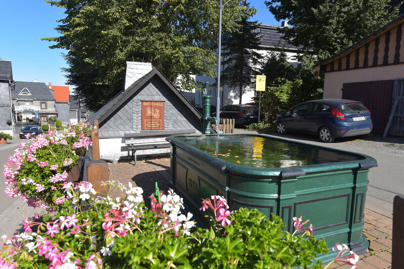 Dorfbackhaus mit Brunnen in Meura