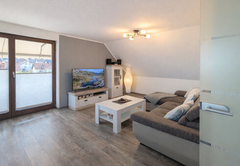 Wohnzimmer mit Couch und TV