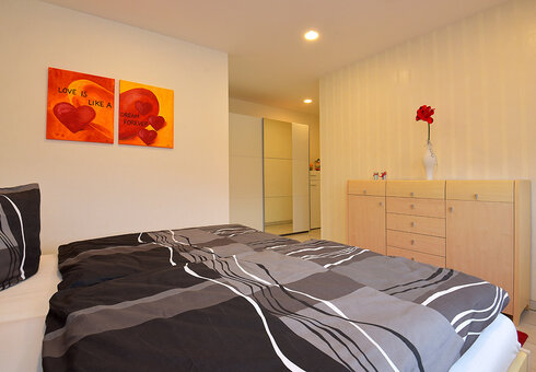 Schlafzimmer mit Doppelbett