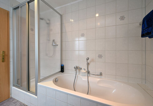 Bad mit Badewanne, Dusche und WC