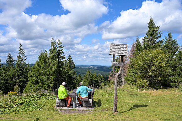 Wanderer auf dem Schneekopf - ideales Ziel für einen Wanderurlaub im Thüringer Wald