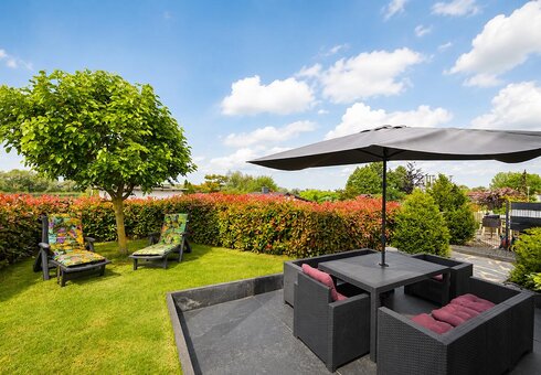 Terrasse mit Liegewiese