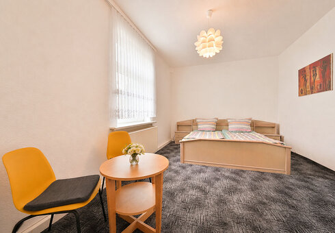 Schlafzimmer mit Doppelbett