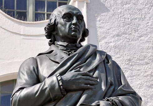 Herderdenkmal vor der Kirche