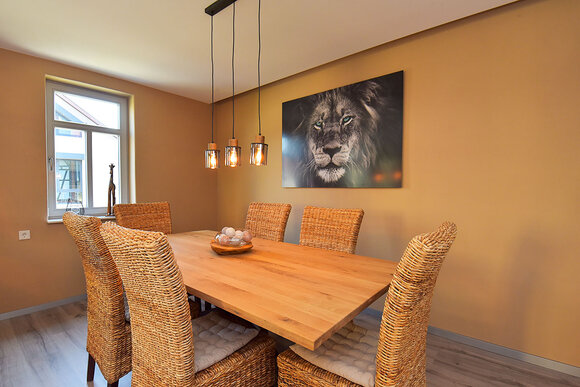 harmonisches Licht über Esstisch (Ferienhaus Haus Luna)