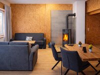 Wohnbereich inkl. Couch, Kamin und Tisch